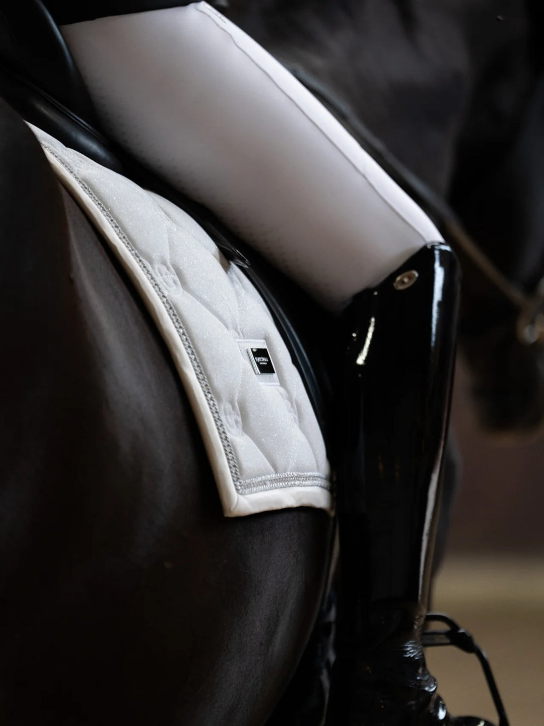 Equestrian Stockholm Dressur Underlag - Timeless White Glimmer