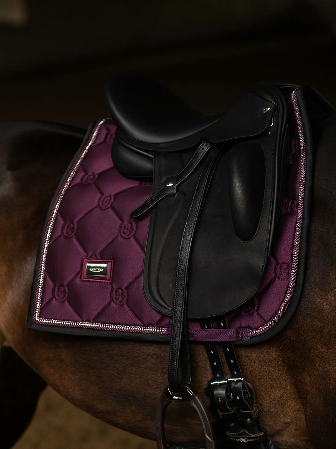 Equestrian Stockholm Dressur Underlag - Crystal Shine Mauve Wine
