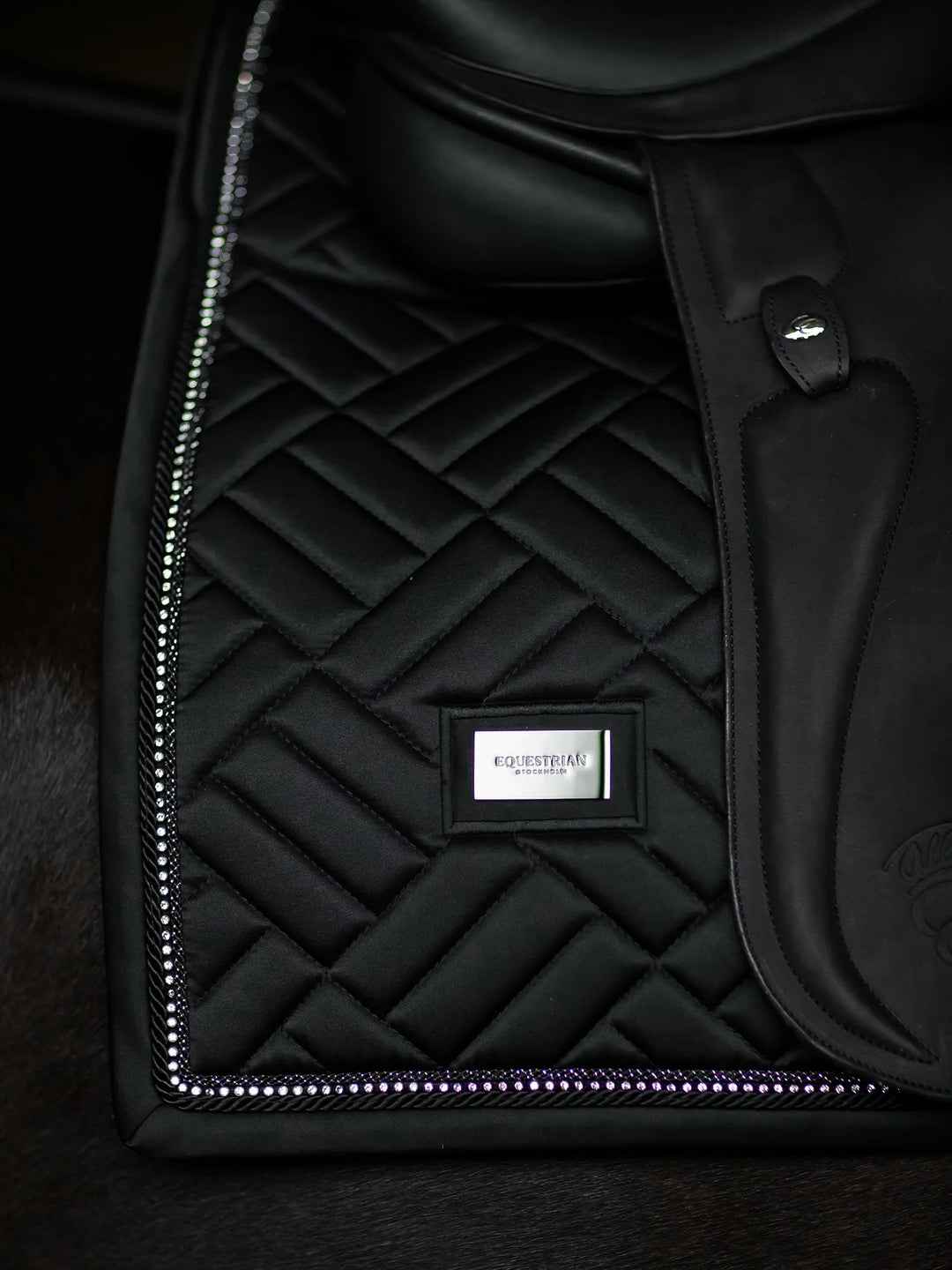 Equestrian Stockholm Dressur Underlag - Crystal Black Vegan Fur