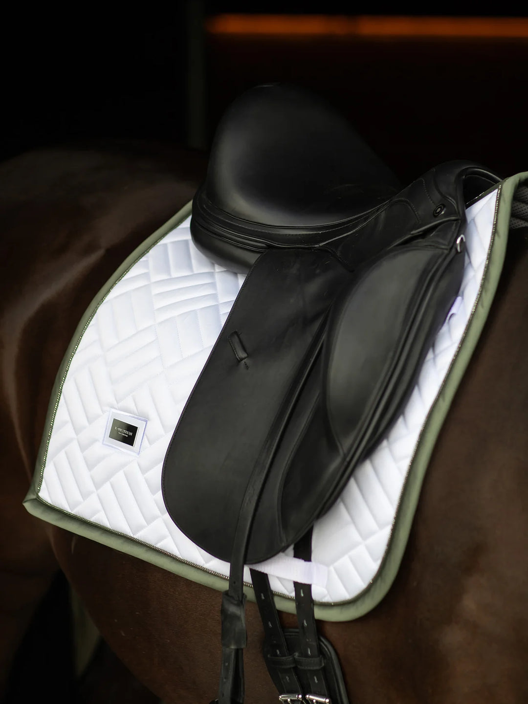 Equestrian Stockholm Dressur Underlag - Modern White Striking Valley