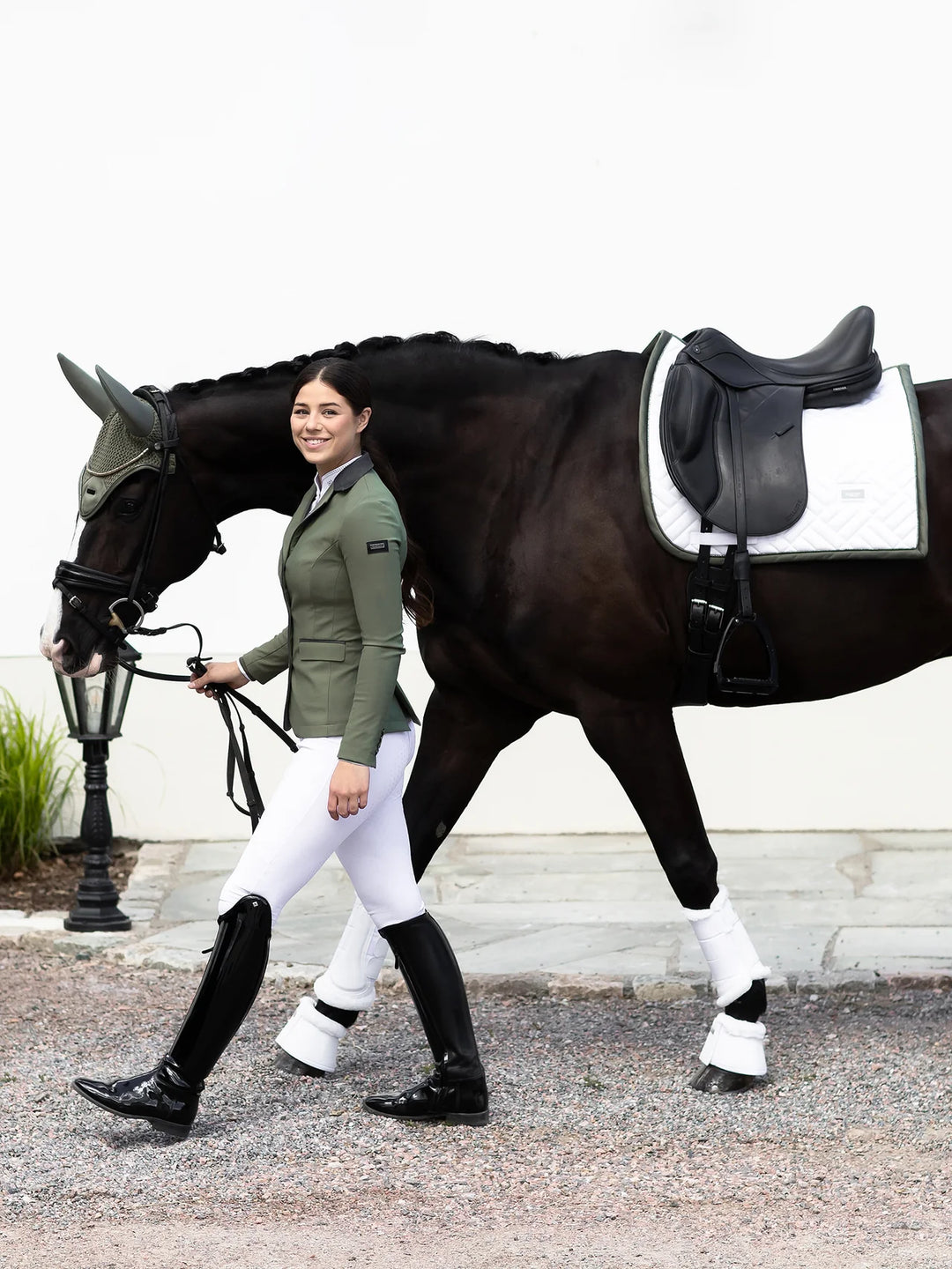 Equestrian Stockholm Dressur Underlag - Modern White Striking Valley